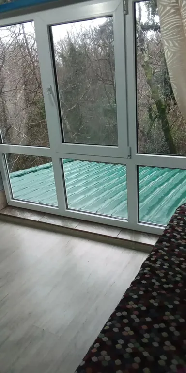 Уютный дом в тихом месте в лесу