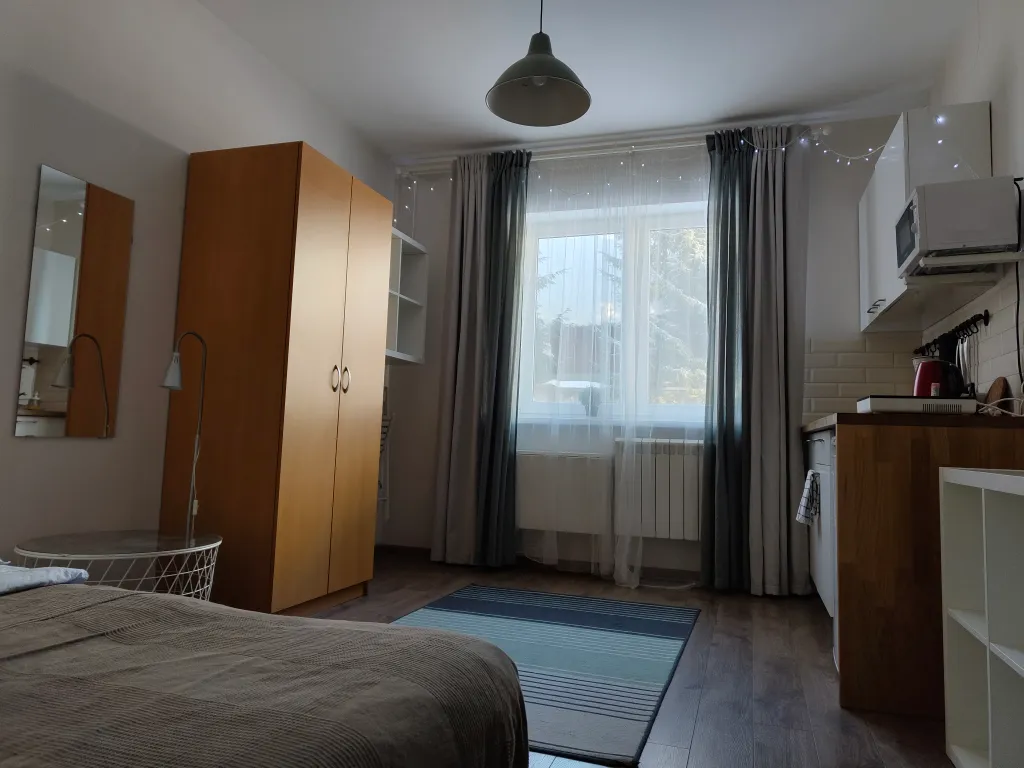 Уютная комната-студия у церкви на холме