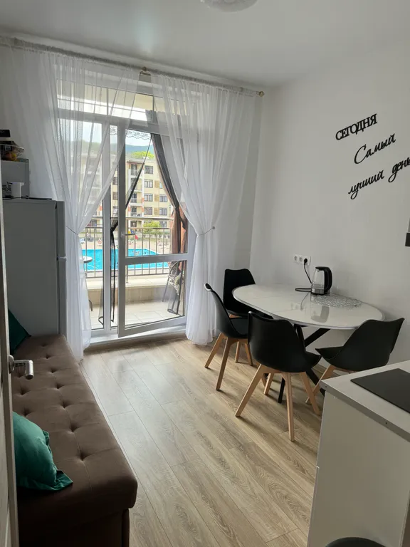 Шикарная квартира с прекрасным видом на бассейны и можжевеловые горы