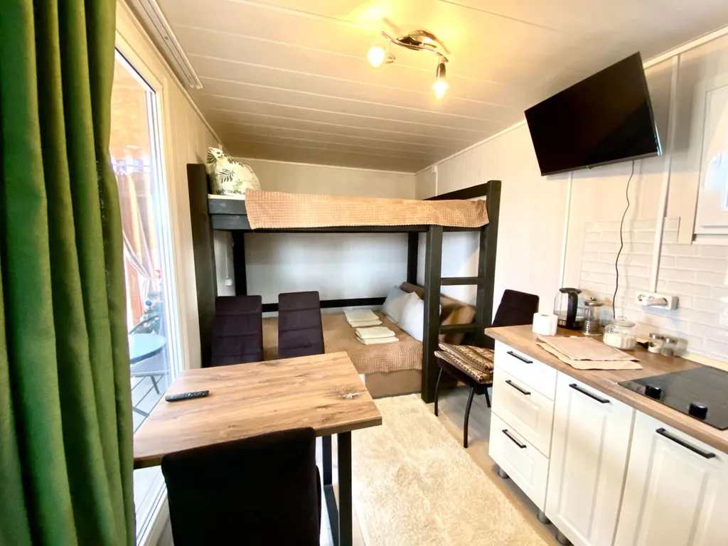 Домик у озера