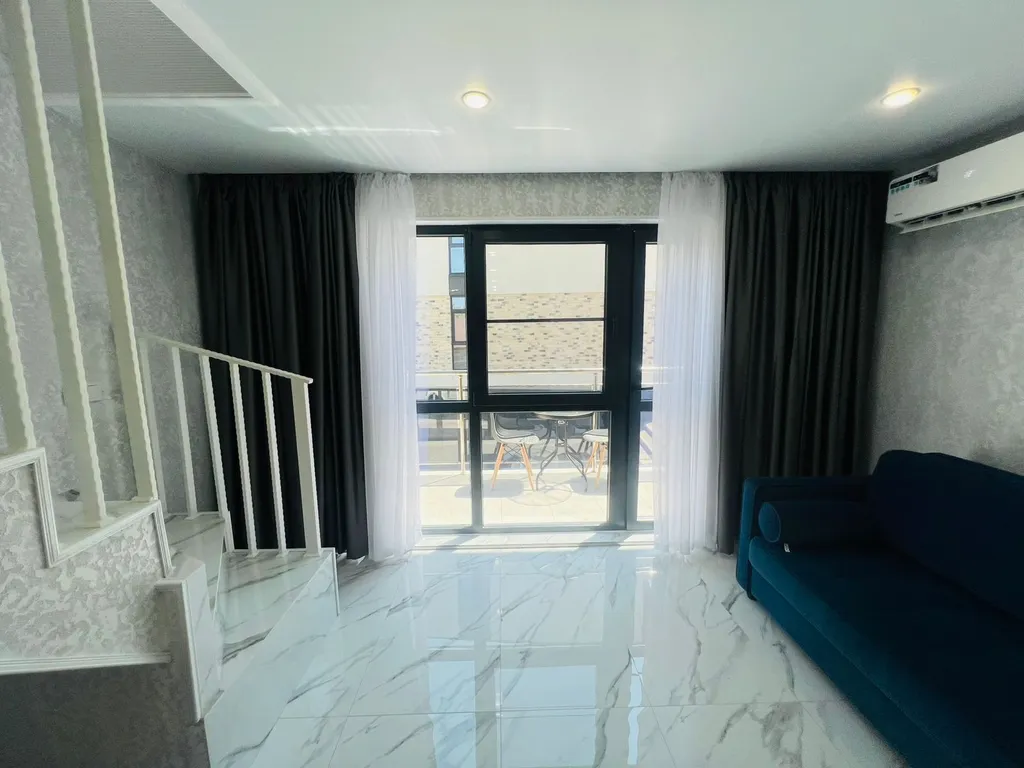 Двухуровневая трёхкомнатная квартира с балконом и бассейном