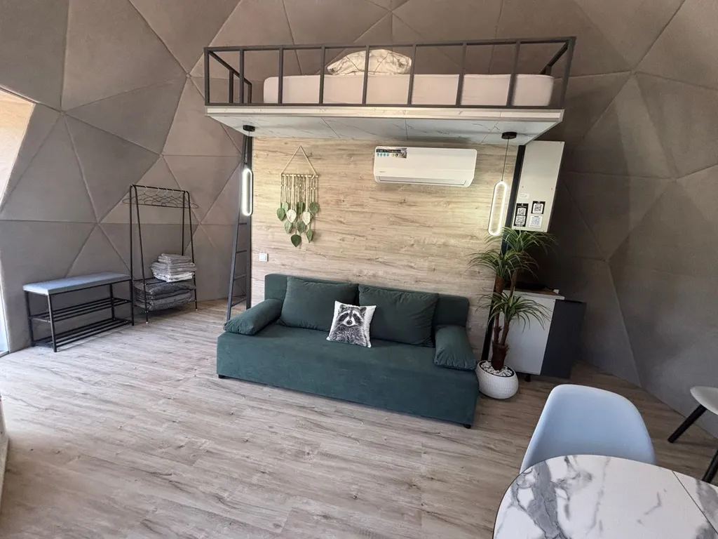 Уютная сфера на побережье