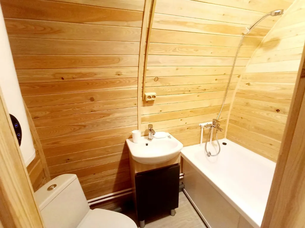 Уютный кемпинг среди леса с видом на горы