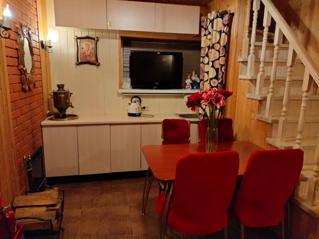 Уютный коттедж с дровяным камином, в окружении лесного массива