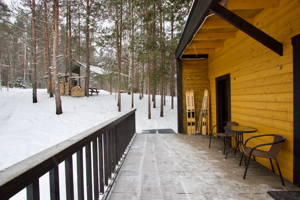 Домик в диком лесу на берегу реки