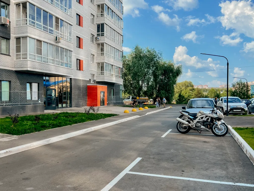 Очaровaтельнaя cтудия с уютными качелями на бaлконe