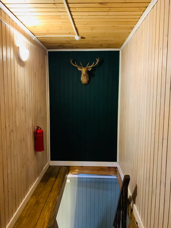 Домик стилизованный под Охотник на природной локации