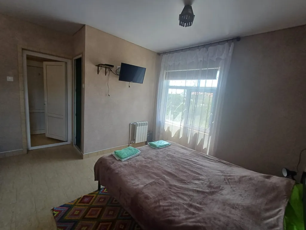 Трехместная комната с балконом и  видом на вулкан в центре Коктебеля