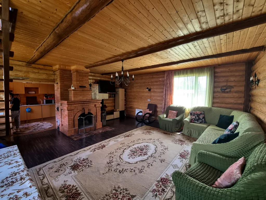 Дом с детской площадкой и видом на озеро