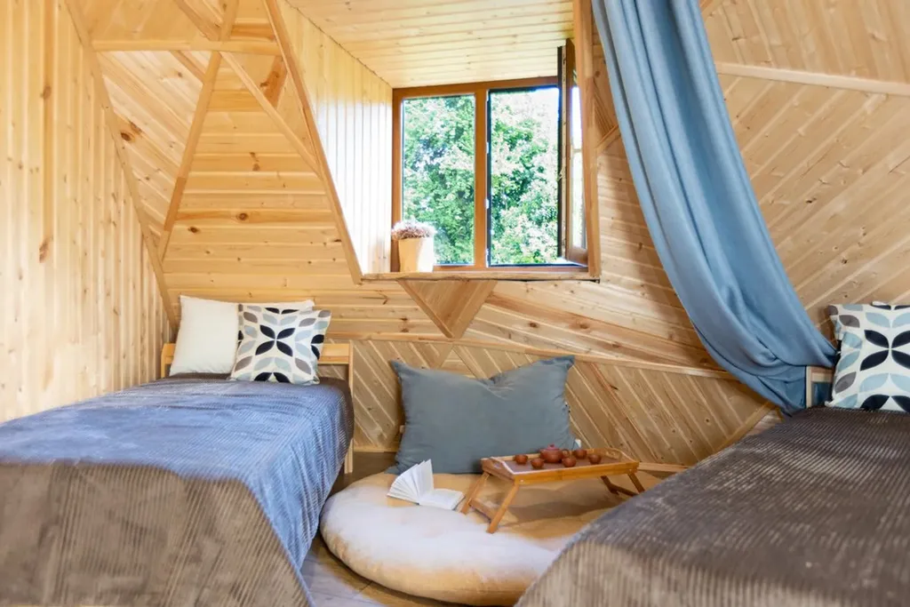 Купольный дом для большой компании с шикарным фруктовым садом