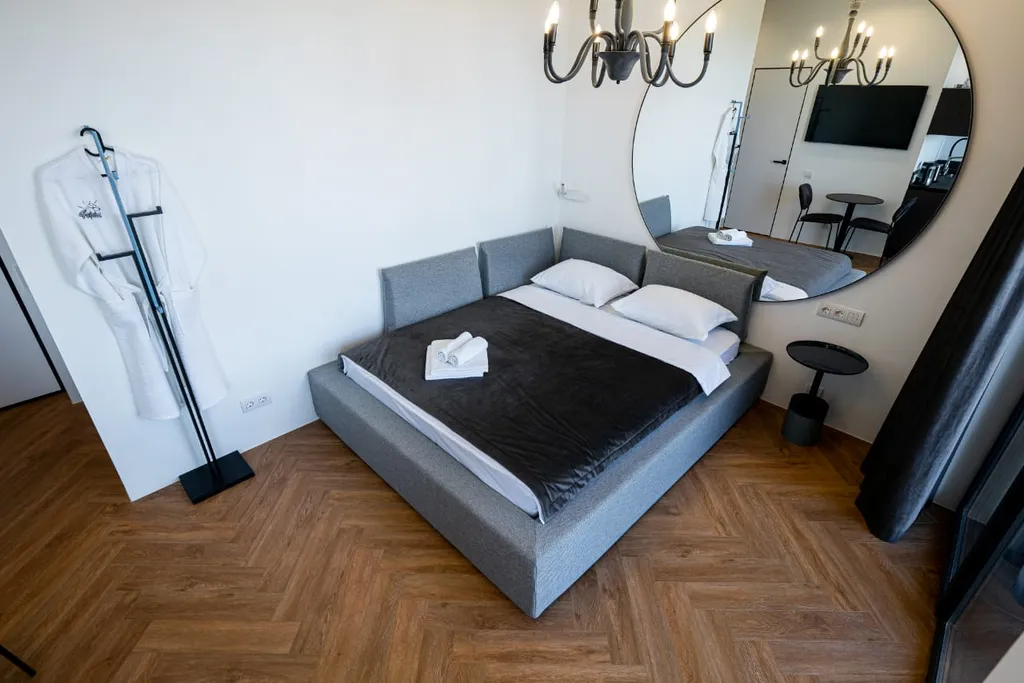 Апартаменты с ванной у окна и видом на море