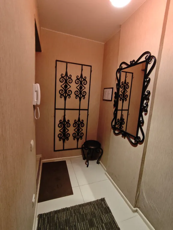 Квартира в центре с кованной кроватью