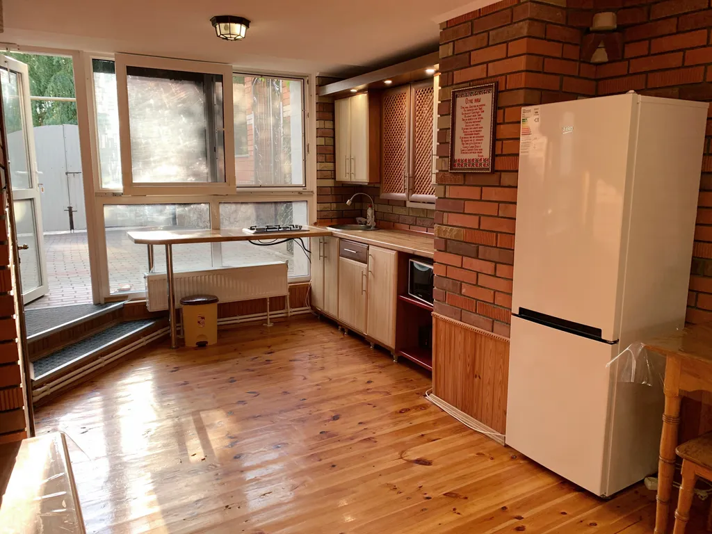 Коттедж Добротный кирпичный дом со своим двором в усадьбе Можжевеловый дворик — Айвовое