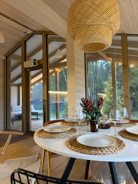 Дом с панорамным камином и видом на лес