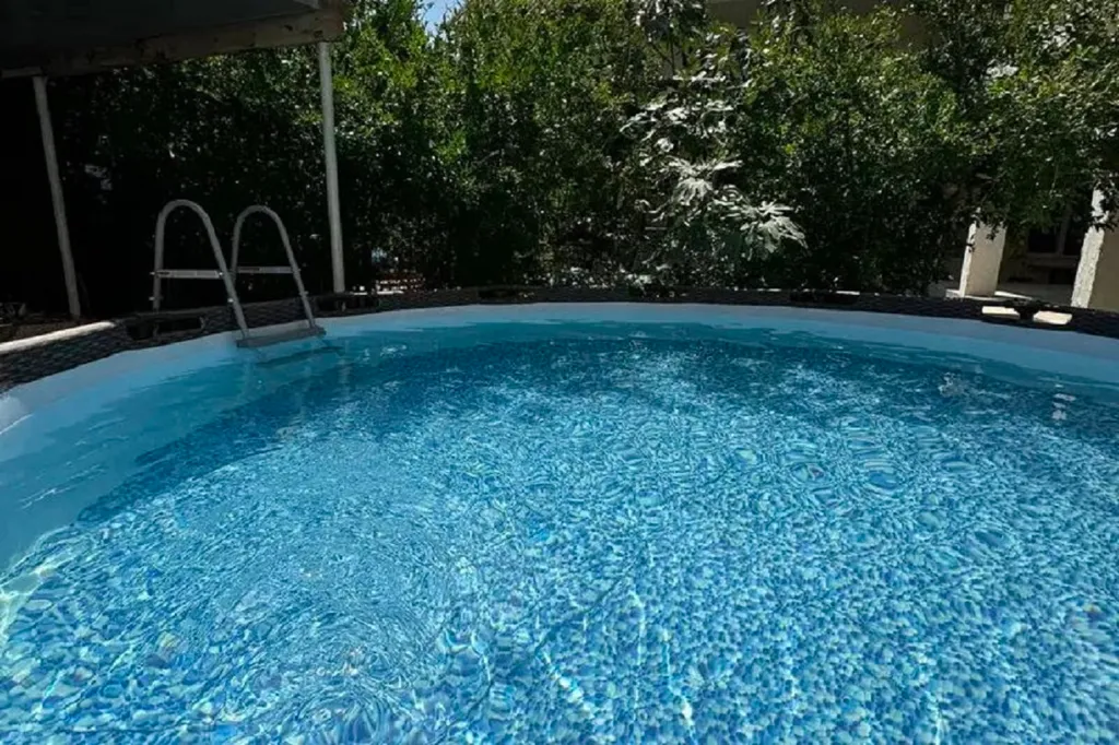 Уютный коттедж с каркасным бассейном