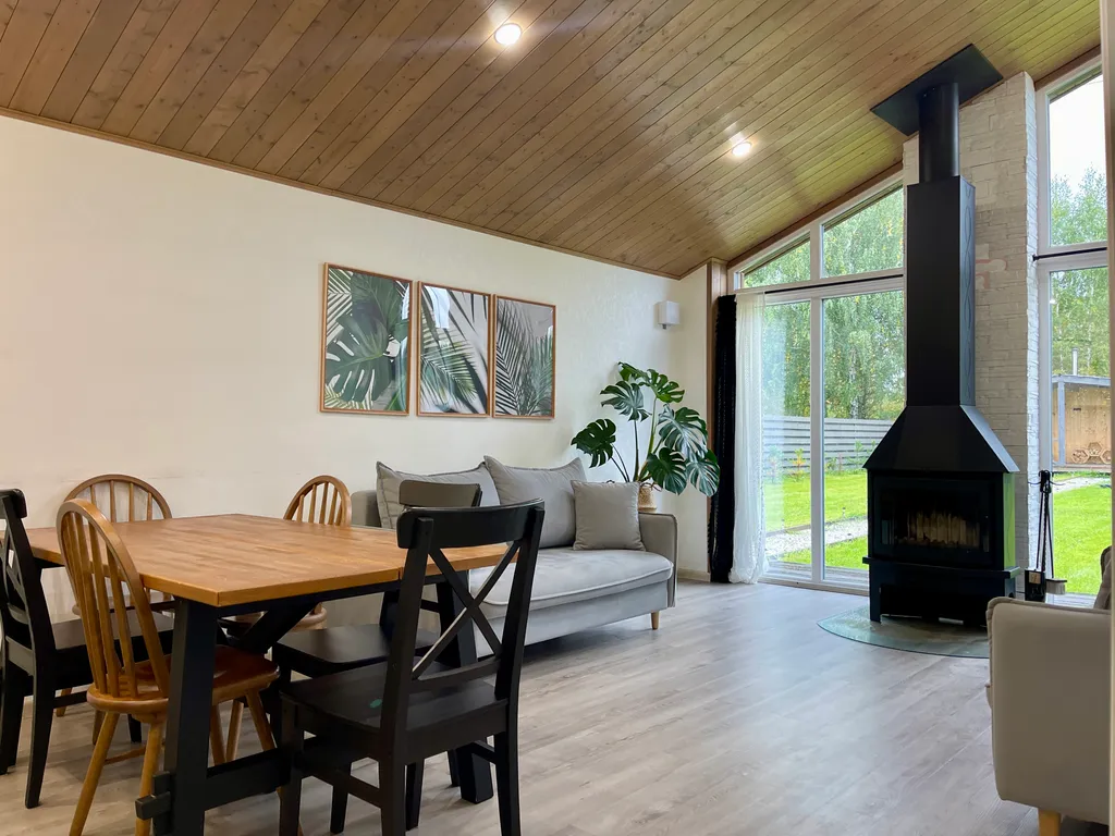 Вместительный уютный дом с камином, русской баней и банным чаном