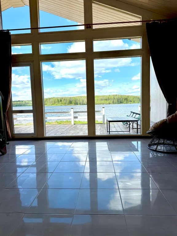 Новый дом в стиле барн Хаус на берегу реки