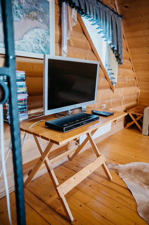 Уютный деревянный домик на берегу пруда с баней