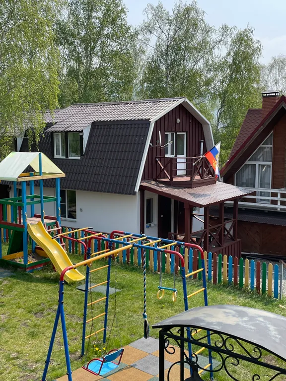 Дом с баней и детской площадкой, рядом лес и горы