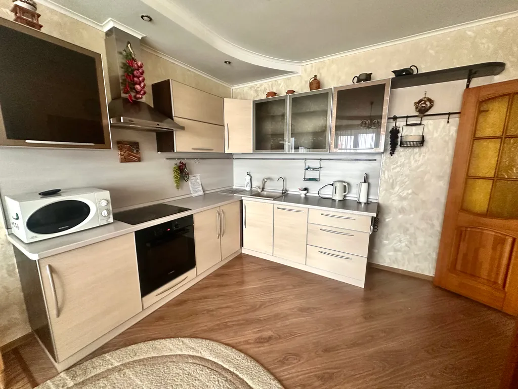 Светлая, уютная 2-комнатная квартира с отдельной детской комнатой