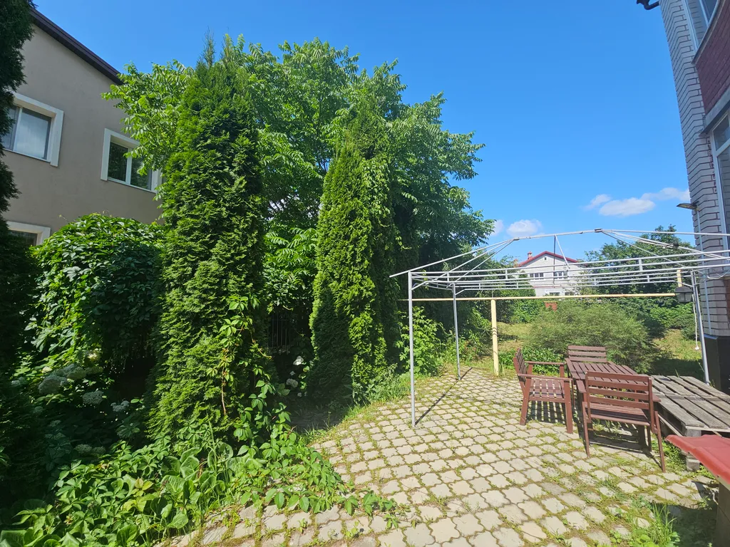 Большой дом в черте города