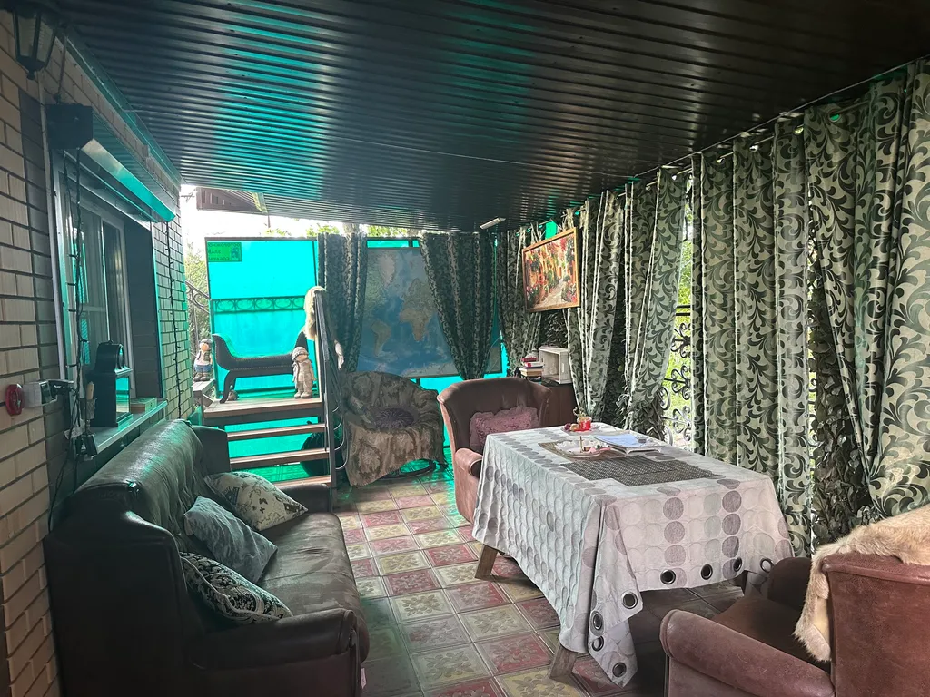 Уютный домик рядом с садом, хвойными деревьями, рядом с тц