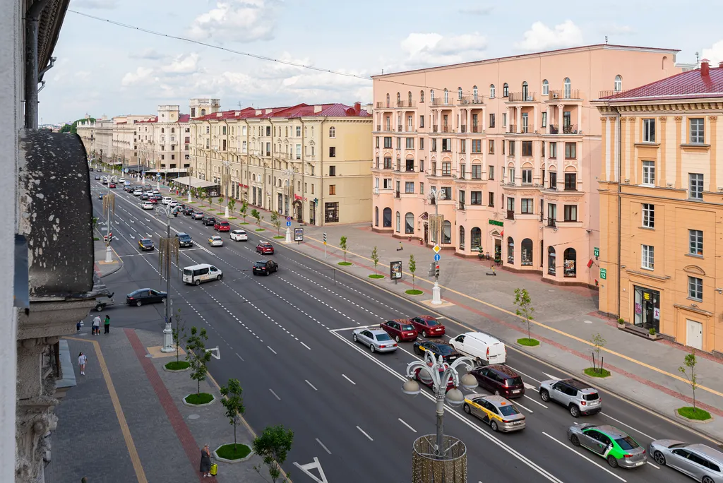 Сталинка после ремонта с видом на главный проспект и закаты