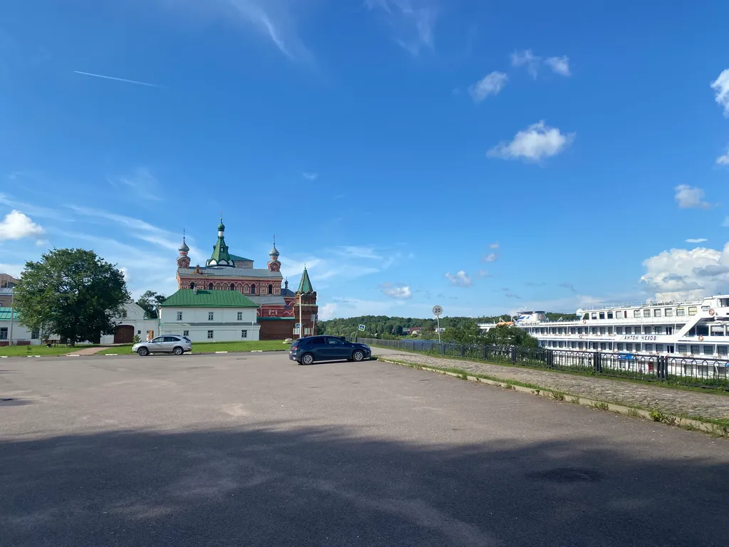 Усадебный дом с видом на реку, берег с мостками и рыбной ловлей