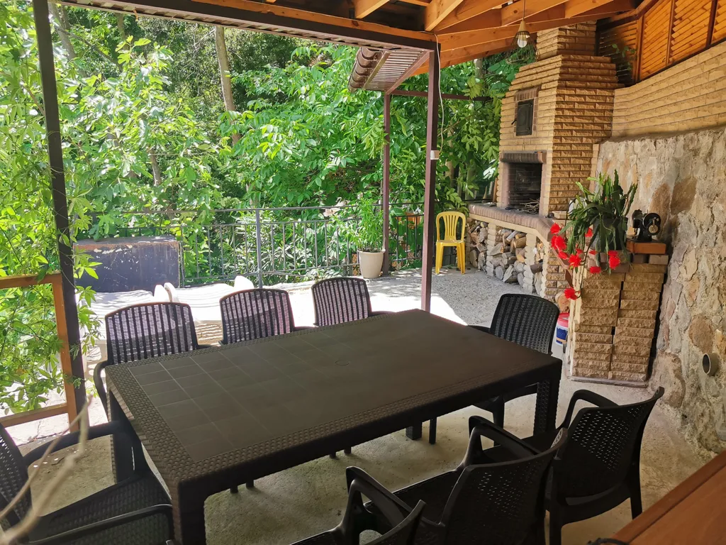 Двухэтажный котедж на берегу горного ручья