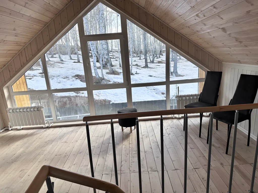 Уютный дом на горе рядом с лесом