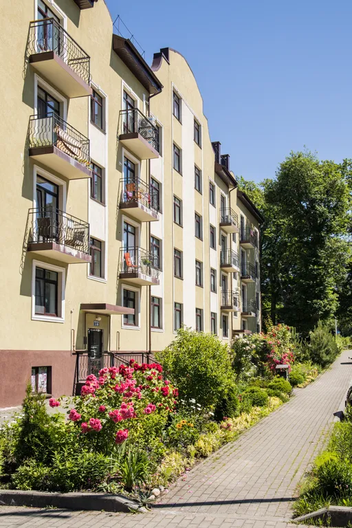 У спуска к морю