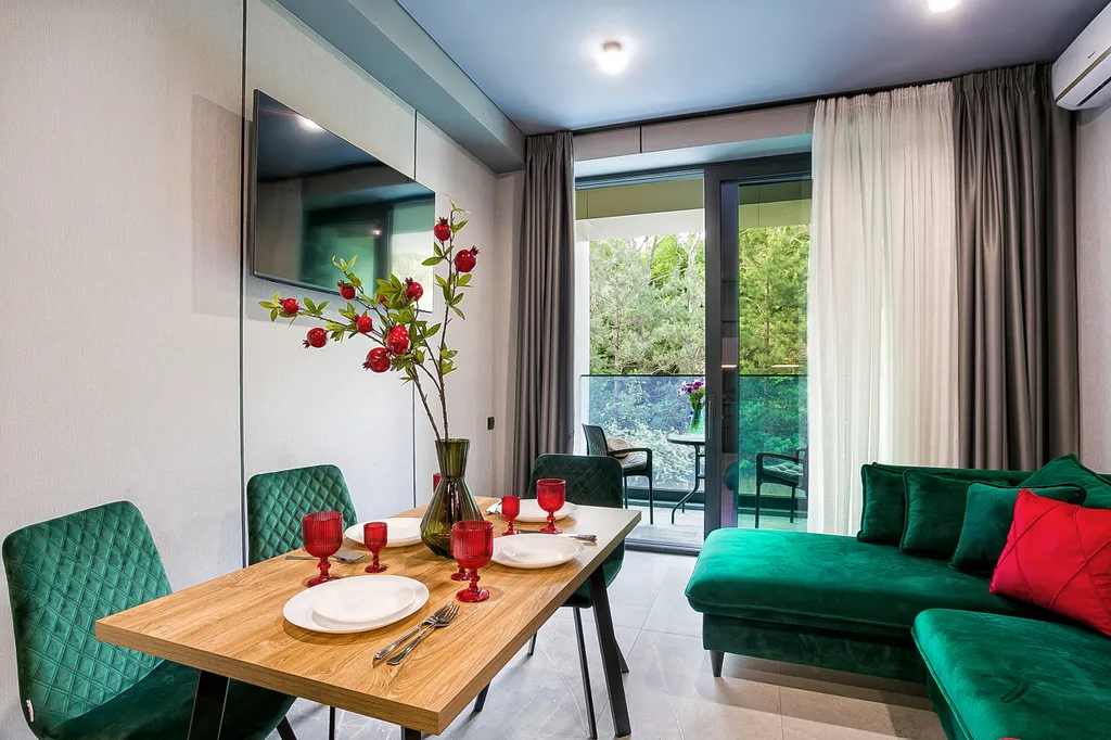 Гранатовый. На большую семью, вид на лес