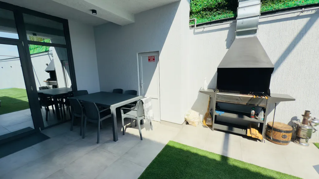 Шикарный дом с бассейном на берегу