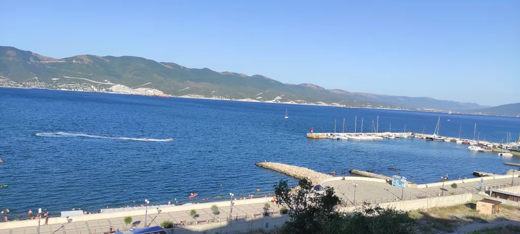 Новая евро-двушка с панорамным видом на море и пляж перед домом