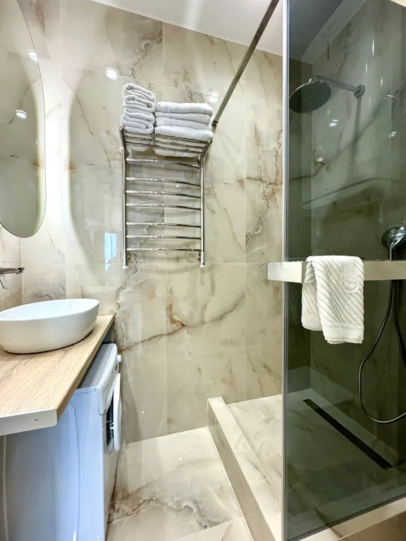 Евродвухкомнатный апартамент с балконом на первой линии