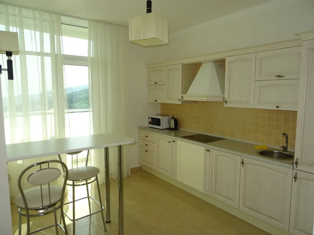 Огромная квартира с бассейном и видом на море