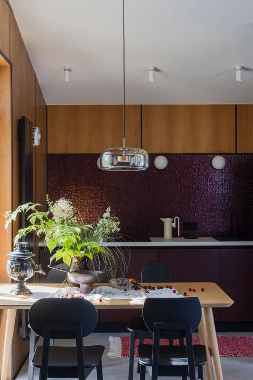 Дом в современном русском стиле в сосновом лесу