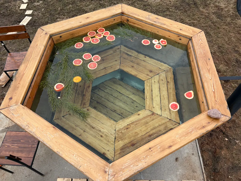 А-фрейм на берегу реки Нерль с банным чаном