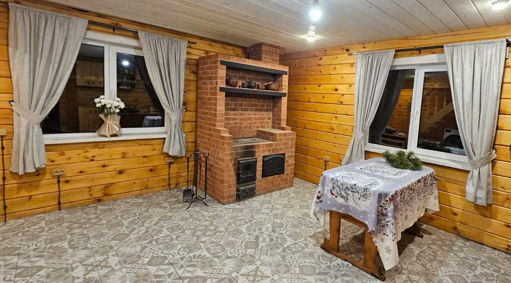 Новый кедровый дом в горах на берегу реки в тихом красивом месте