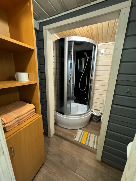 Дом на берегу озера в центре города