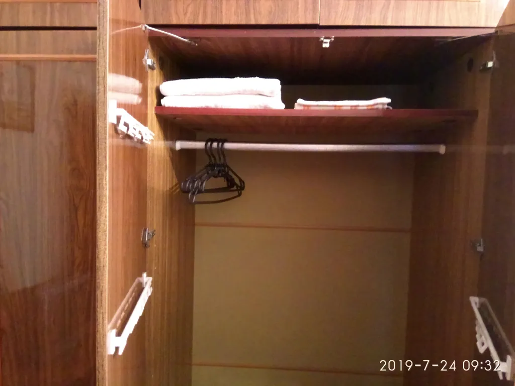 Светлая комната с видом на осенний сад