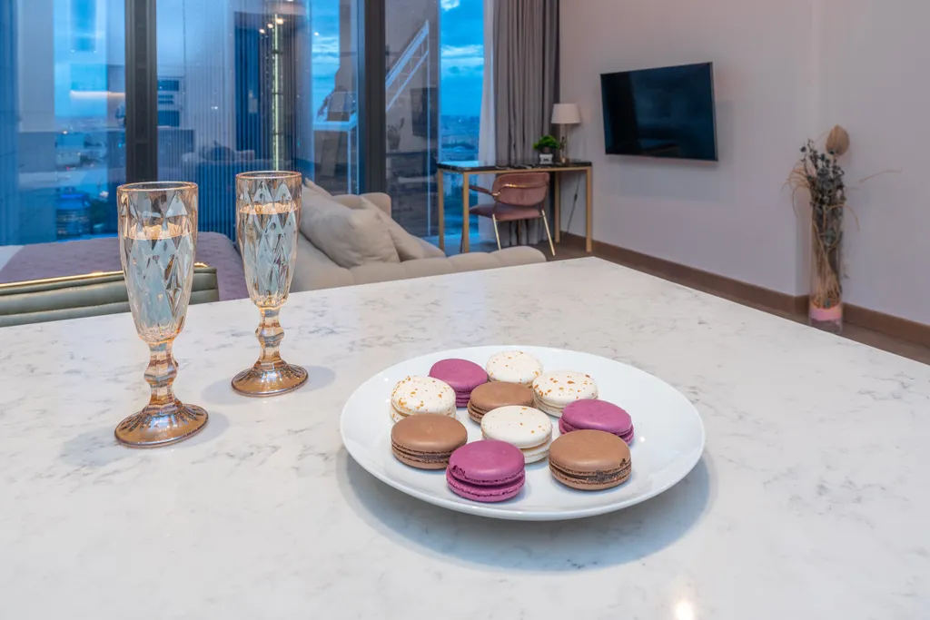 Sky City Moscow LUX Студия с большим окном с видом на башни и город