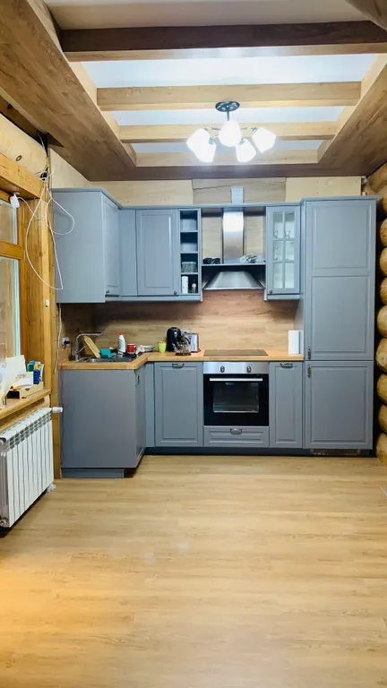 Загородный дом в лесу у реки