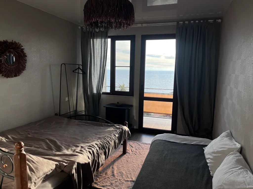 Дом на скалах с видом на море