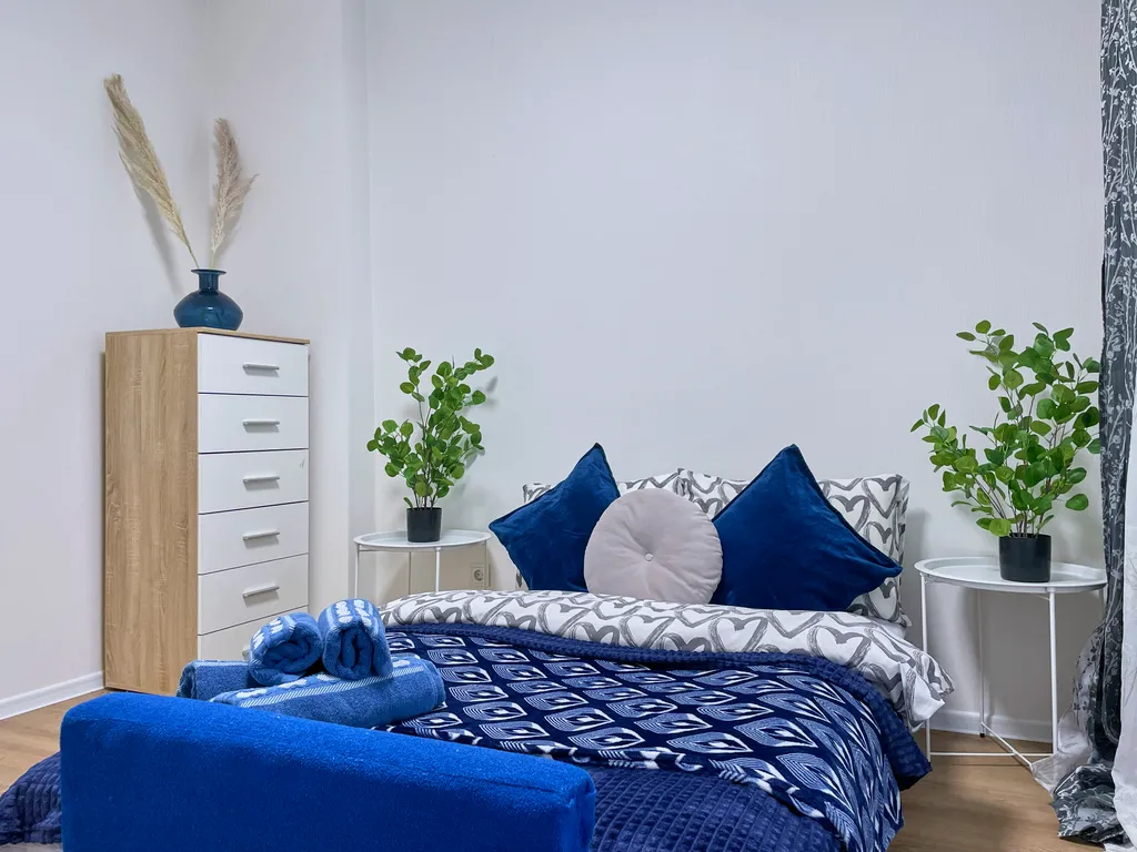 Уютная светлая трешка кухня отдельно, 2 балкона