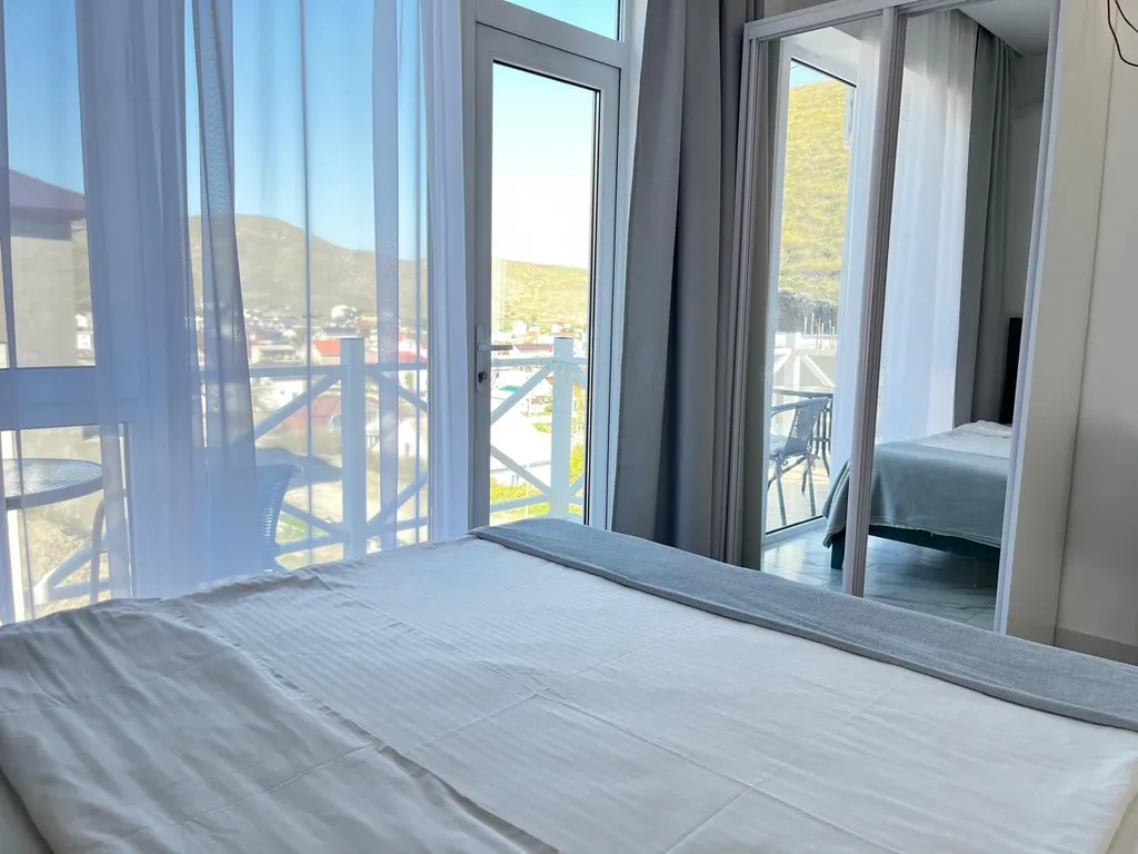 Студия с видом на горы и балконом