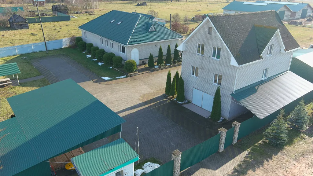 Двухэтажный дом за городом