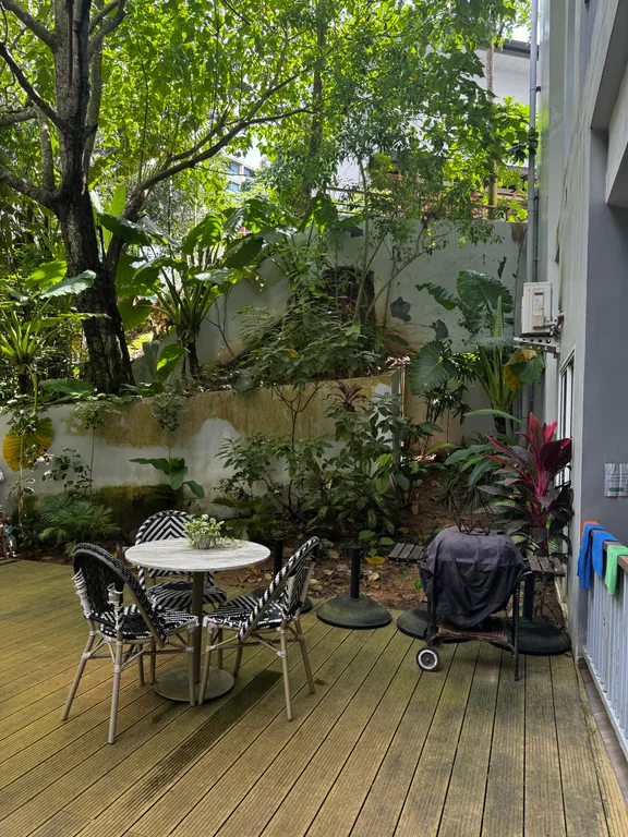 Уютная квартира у пляжа Карон с видовым бассейном на крыше