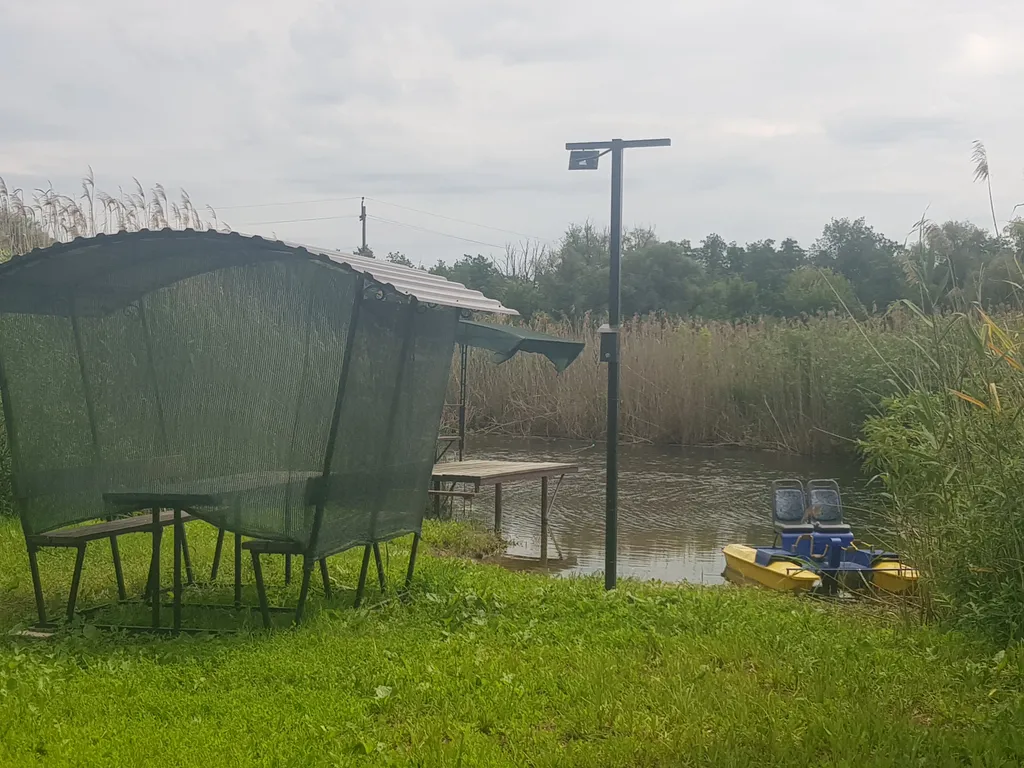 Уютный домик с участком на берегу реки