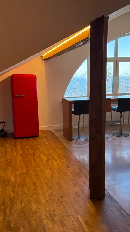 Лофт - мансарда с фронтальным видом на море